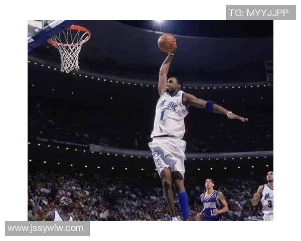 麦迪在对阵雄鹿时惊险扣篮未果的精彩瞬间回顾